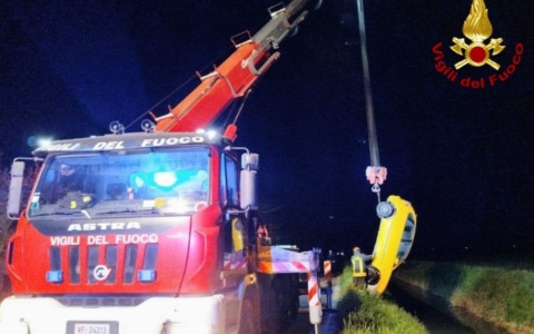 Esce di strada e finisce in un fosso pieno d’acqua: 26enne soccorso a Castel d’Ario