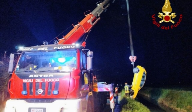Esce di strada e finisce in un fosso pieno d’acqua: 26enne soccorso a Castel d’Ario