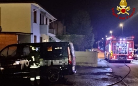 Incendio nella notte a Porto Mantovano: furgone avvolto dalle fiamme