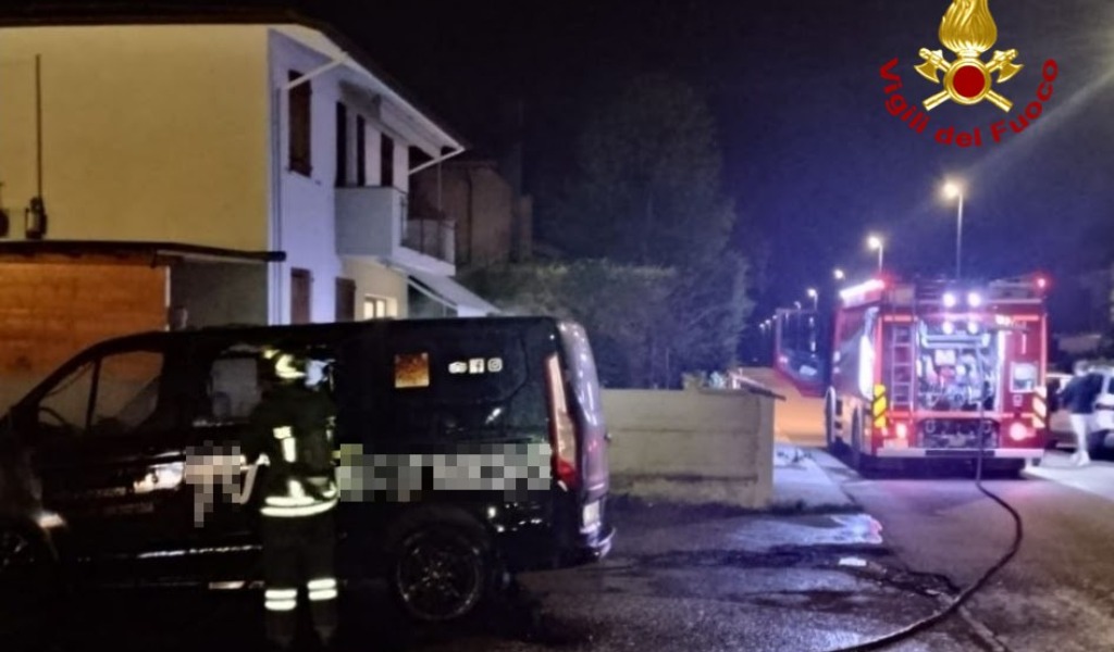 Incendio nella notte a Porto Mantovano: furgone avvolto dalle fiamme