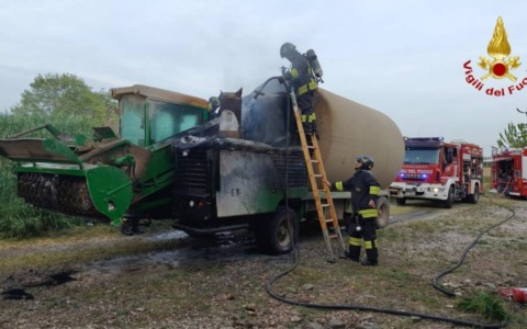 Incendio a Castellucchio: in fiamme un carro agricolo lungo la strada del cimitero