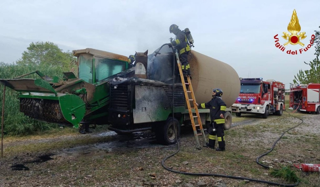 Incendio a Castellucchio: in fiamme un carro agricolo lungo la strada del cimitero