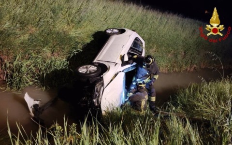 Schianto nella notte sulla Provinciale: auto fuori strada, due feriti estratti dalle lamiere