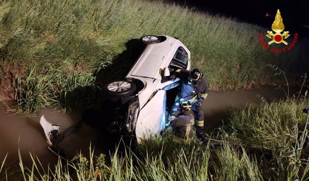Schianto nella notte sulla Provinciale: auto fuori strada, due feriti estratti dalle lamiere
