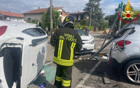 Schianto a Guidizzolo, auto si ribalta: 54enne estratta dalle lamiere, in ospedale in elisoccorso