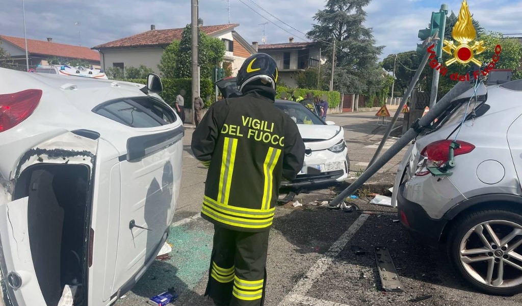 Schianto a Guidizzolo, auto si ribalta: 54enne estratta dalle lamiere, in ospedale in elisoccorso
