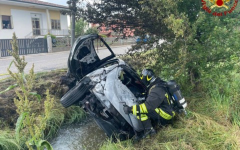 Auto si ribalta e prende fuoco: soccorsi mamma e figlio di due anni e mezzo