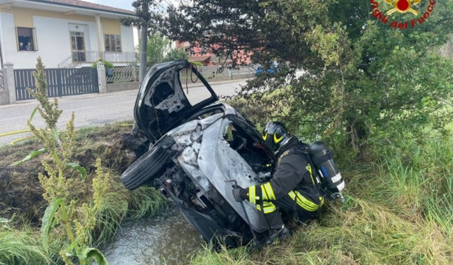 Auto si ribalta e prende fuoco: soccorsi mamma e figlio di due anni e mezzo