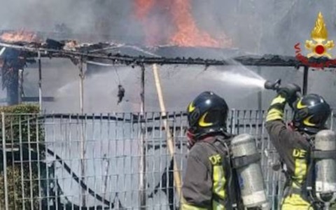 Incendio a Roverbella, le fiamme distruggono un deposito attrezzi