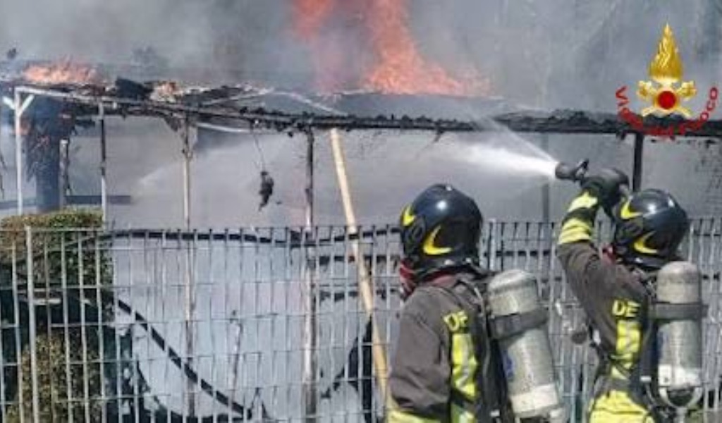 Incendio a Roverbella, le fiamme distruggono un deposito attrezzi