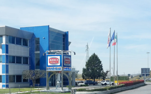 Pretende dall’azienda 700 euro per quattro ore di prova lavorativa. Va in escandescenze e lancia pietre ai carabinieri