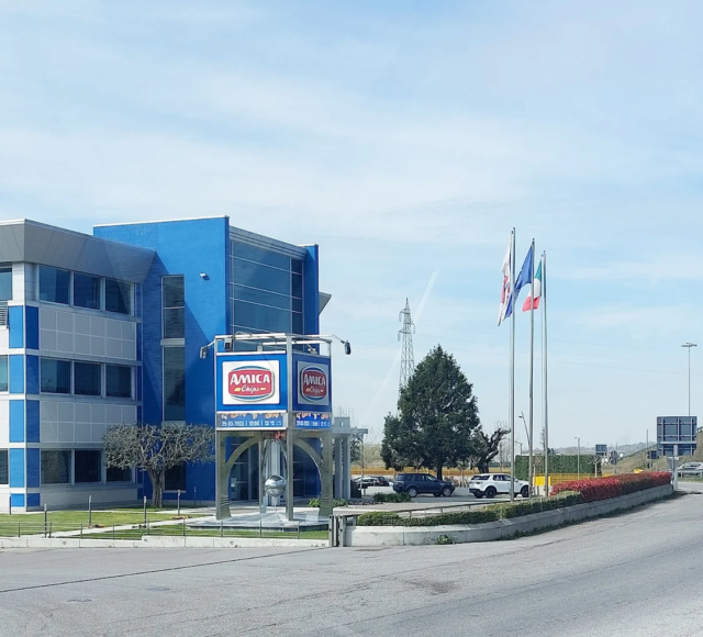 Pretende dall’azienda 700 euro per quattro ore di prova lavorativa. Va in escandescenze e lancia pietre ai carabinieri