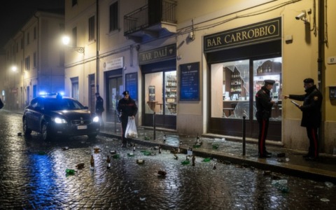 Atti vandalici nella notte a Viadana: colpiti due bar con lanci di bottiglie contro le vetrate