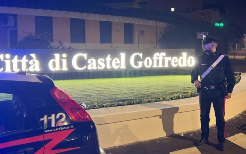 Accecato dalla gelosia travolge con l’auto il nuovo compagno dell’ex fidanzata