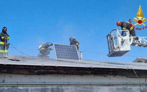 Incendio a Roverbella: a fuoco i pannelli fotovoltaici di un allevamento di suini