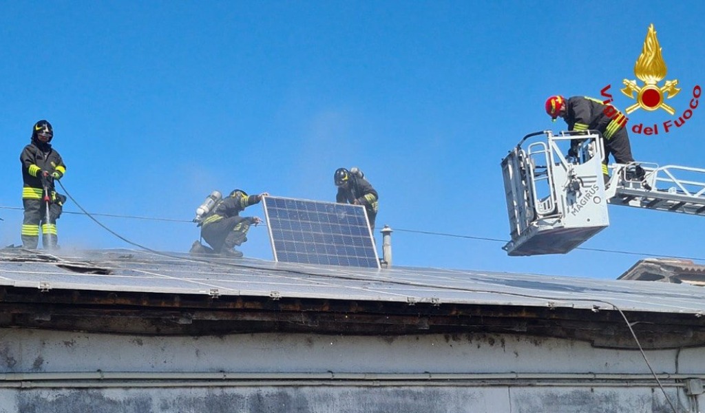 Incendio a Roverbella: a fuoco i pannelli fotovoltaici di un allevamento di suini