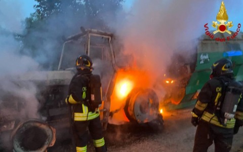 Fiamme nelle campagne di San Benedetto Po: incendio distrugge un trattore