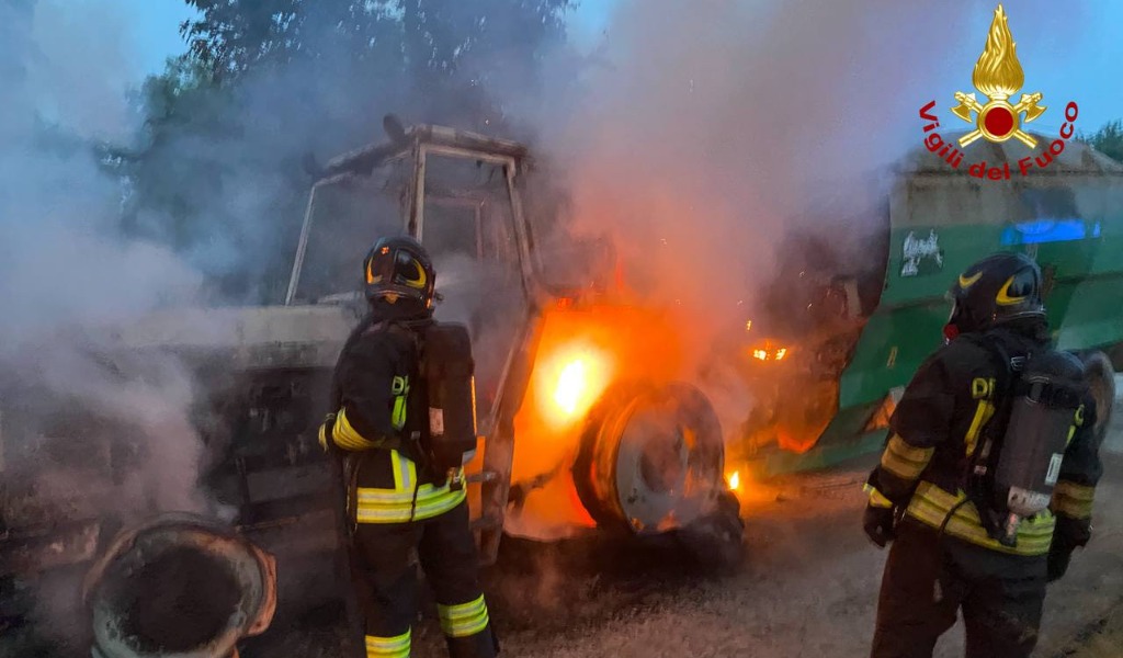 Fiamme nelle campagne di San Benedetto Po: incendio distrugge un trattore