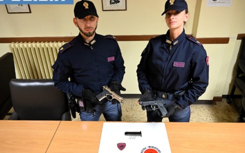 Terrore fuori da scuola a Mantova: 18enne minacciato prima con un crick, poi con una pistola