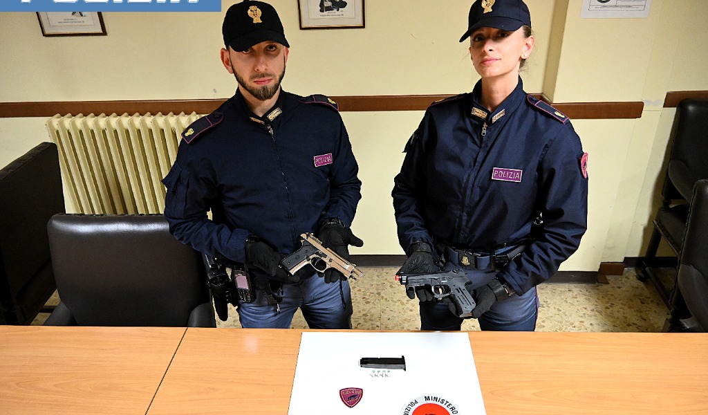 Terrore fuori da scuola a Mantova: 18enne minacciato prima con un crick, poi con una pistola