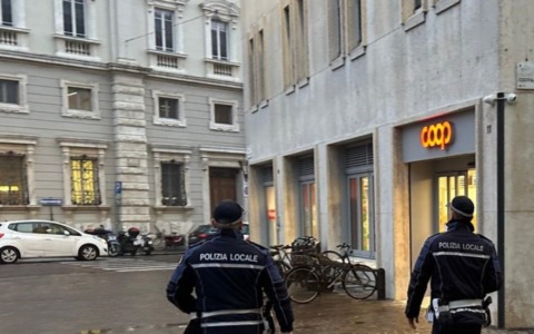 Tentato furto al supermercato sfocia in un’aggressione: 33enne bloccato dalla Polizia Locale
