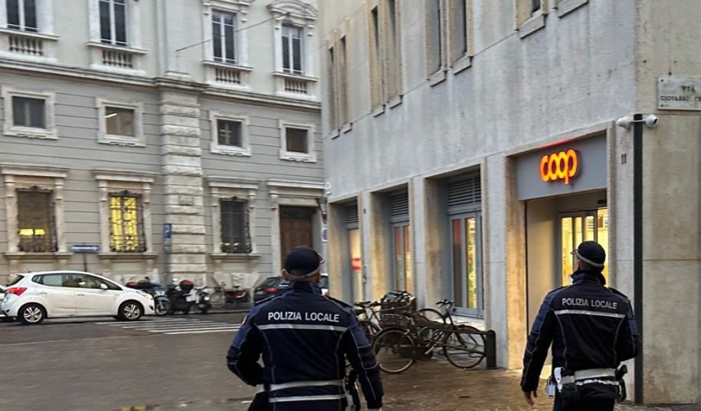 Tentato furto al supermercato sfocia in un’aggressione: 33enne bloccato dalla Polizia Locale