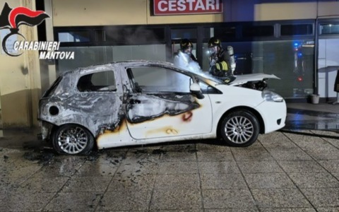Incendio nella notte a Castel d’Ario: auto in sosta avvolta dalle fiamme