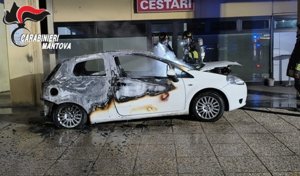 Incendio nella notte a Castel d’Ario: auto in sosta avvolta dalle fiamme