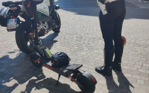 Stretta sui monopattini elettrici: a Mantova scattano le prime sanzioni per mancanza di targa
