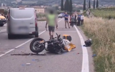 Esce in moto con un amico per festeggiare il compleanno: Elia muore a 23 anni