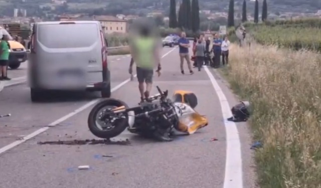 Esce in moto con un amico per festeggiare il compleanno: Elia muore a 23 anni
