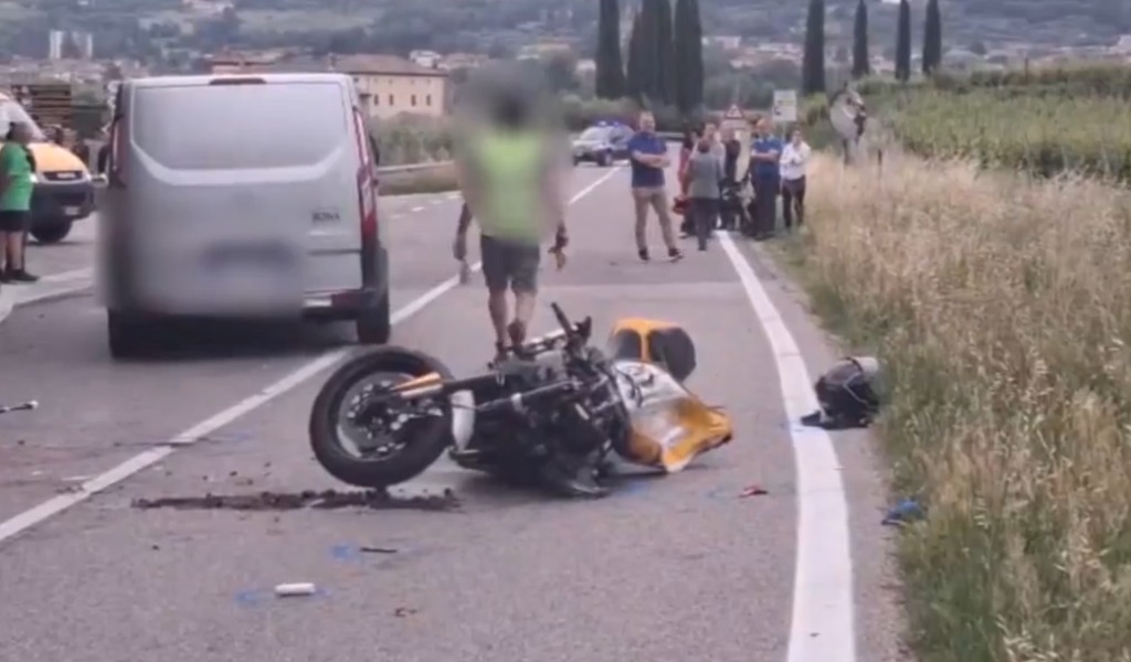 Esce in moto con un amico per festeggiare il compleanno: Elia muore a 23 anni