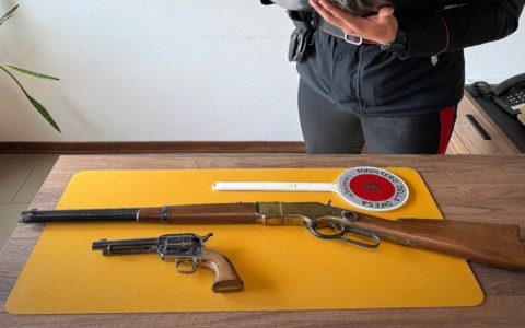 Lite per una tettoia sfocia in minacce di morte a Porto Mantovano: denunciato un residente