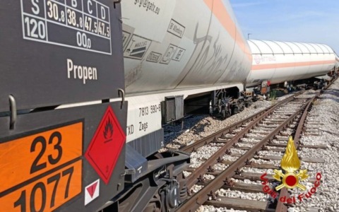 Deragliano tre ferrocisterne con 85 tonnellate di propilene: paura vicino alla A22 a San Giorgio Bigarello