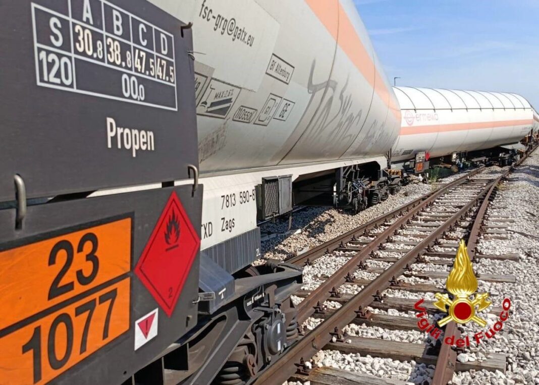 Deragliano tre ferrocisterne con 85 tonnellate di propilene: paura vicino alla A22 a San Giorgio Bigarello