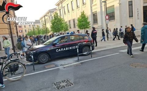 Aggressione davanti all’istituto Da Vinci di Mantova: identificati i responsabili