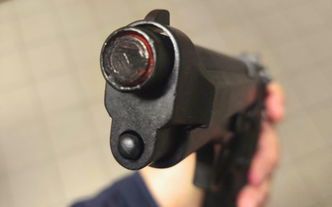 Spara in aria con una scacciacani infastidito dal rumore: denunciato un residente