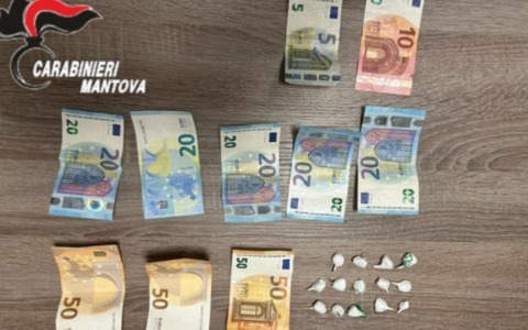 Pusher tradito dal nervosismo, nasconde in auto 14 dosi di cocaina