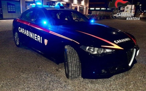 Arroganza e botte in un locale di Viadana: arrestato dopo lo scontro con i Carabinieri