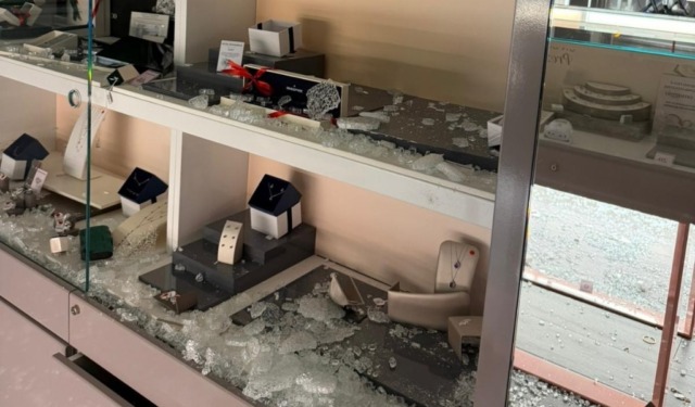 Assalto notturno al centro commerciale ” La Favorita”: gioielleria svaligiata, ladri fanno razzia di collane e bracciali