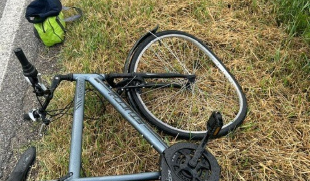 Scontro all’incrocio per una mancata precedenza: ciclista travolto da un’auto a Gonzaga