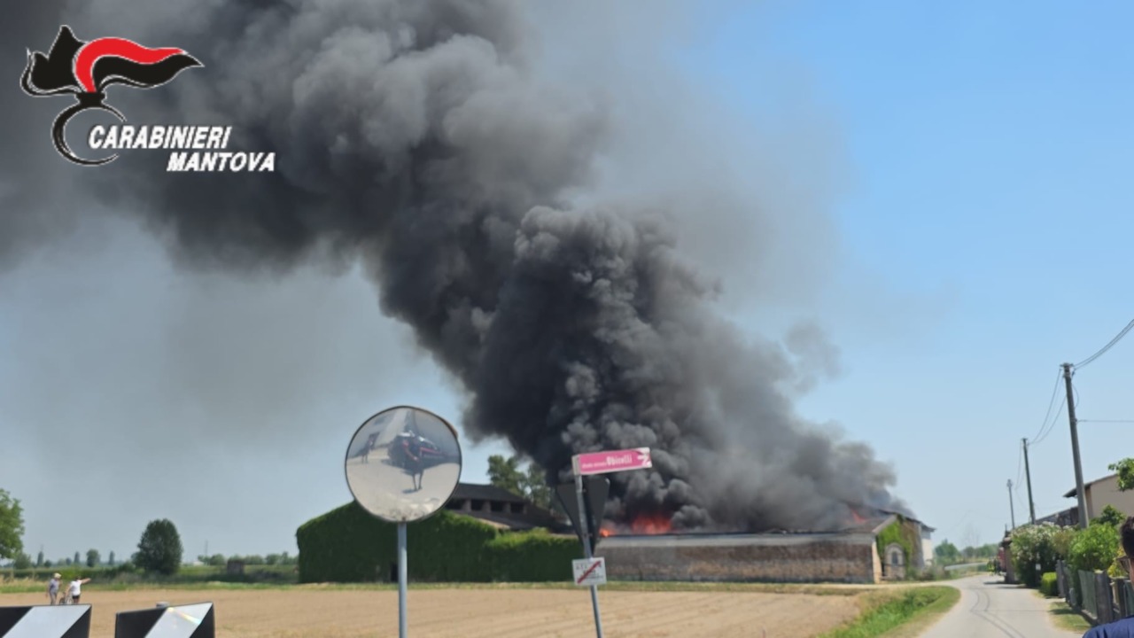 Incendio in cascina a Redondesco, intervengono i Vigili del Fuoco