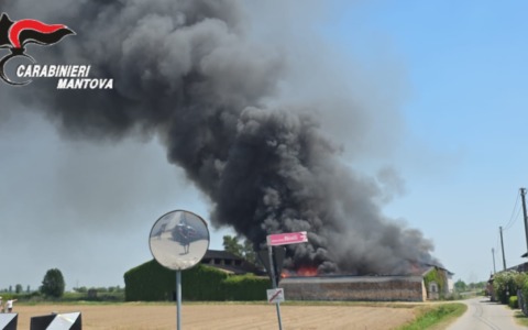 Incendio in cascina a Redondesco, intervengono i Vigili del Fuoco