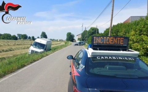 Scontro tra auto e furgone a Viadana: una donna di 59 anni in ospedale