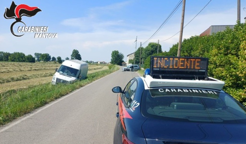 Scontro tra auto e furgone a Viadana: una donna di 59 anni in ospedale