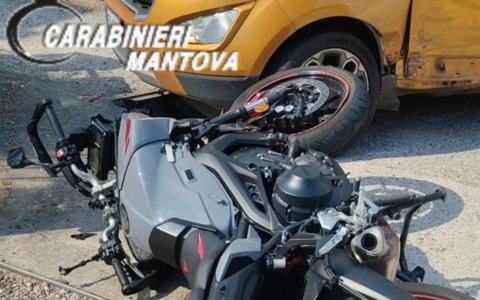 Scontro tra auto e moto a Roncoferraro: motociclista 42enne trasportato in ospedale