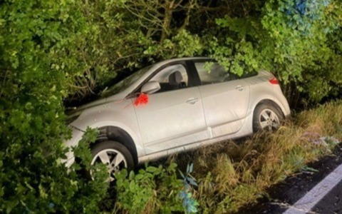 Auto fuori strada nella notte a Gonzaga: tre persone ferite dopo il volo nel fossato