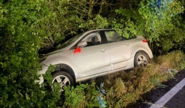 Auto fuori strada nella notte a Gonzaga: tre persone ferite dopo il volo nel fossato