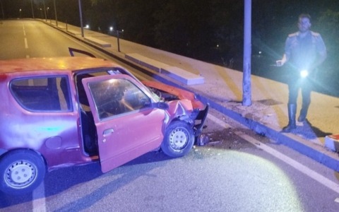 Schianto nella notte a Mantova: perde il controllo dell’auto e sbatte contro un palo della luce