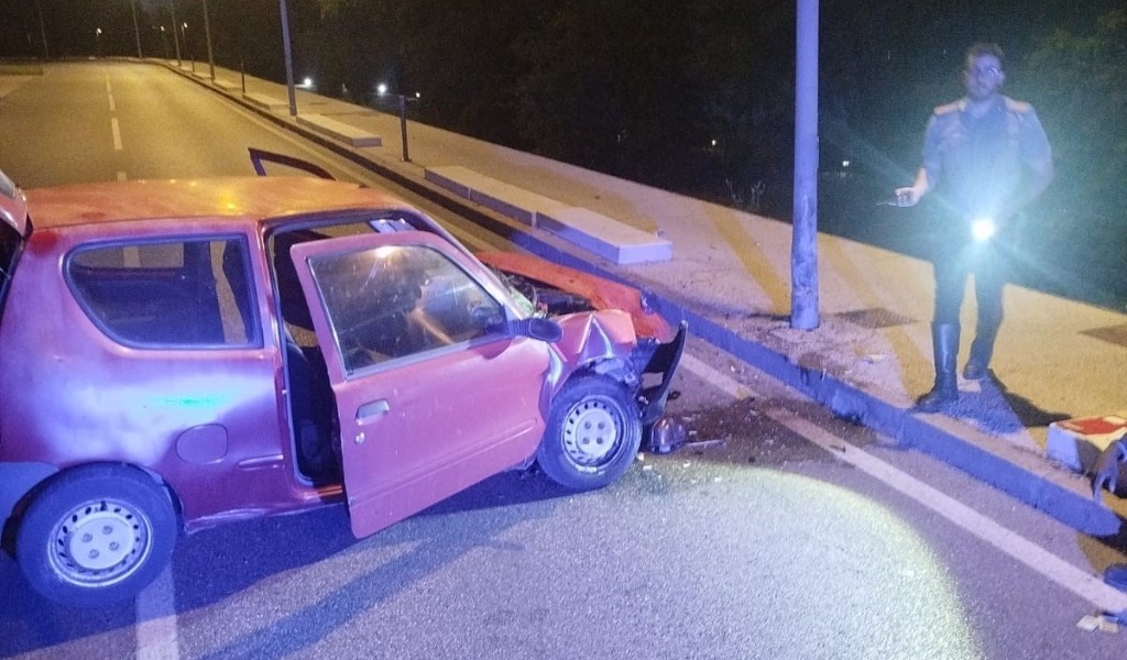 Schianto nella notte a Mantova: perde il controllo dell’auto e sbatte contro un palo della luce